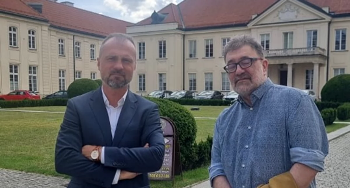 Zdjęcie: Członek zarządu województwa dolnośląskiego Jarosław Rabczenko i dyrektor Teatru Modrzejewskiej Jacek Głomb przed pałacem Potockich w Warszawie, gdzie mieści się Ministerstwo Kultury i Dziedzictwa Narodowego. Źródło: Facebook.pl/ Jarosław Rabczenkoi 