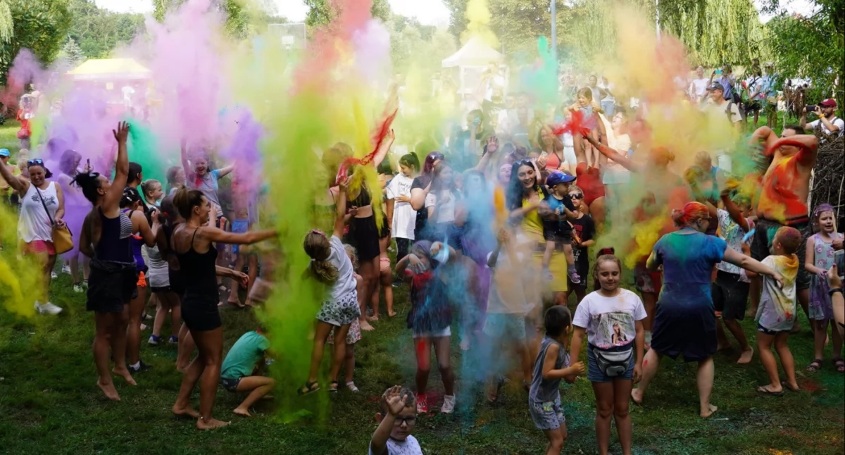 Zdjęcie: festyn z cyklu „W piątek o piątej” - wyrzut proszków holi Fot.: OSiR