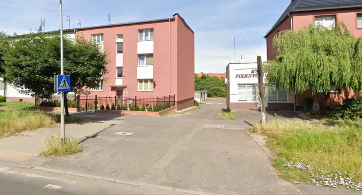 Zdjęcie: Problematyczny wyjazd z podwórka przy ul. Staszica. Fot. Google Maps
