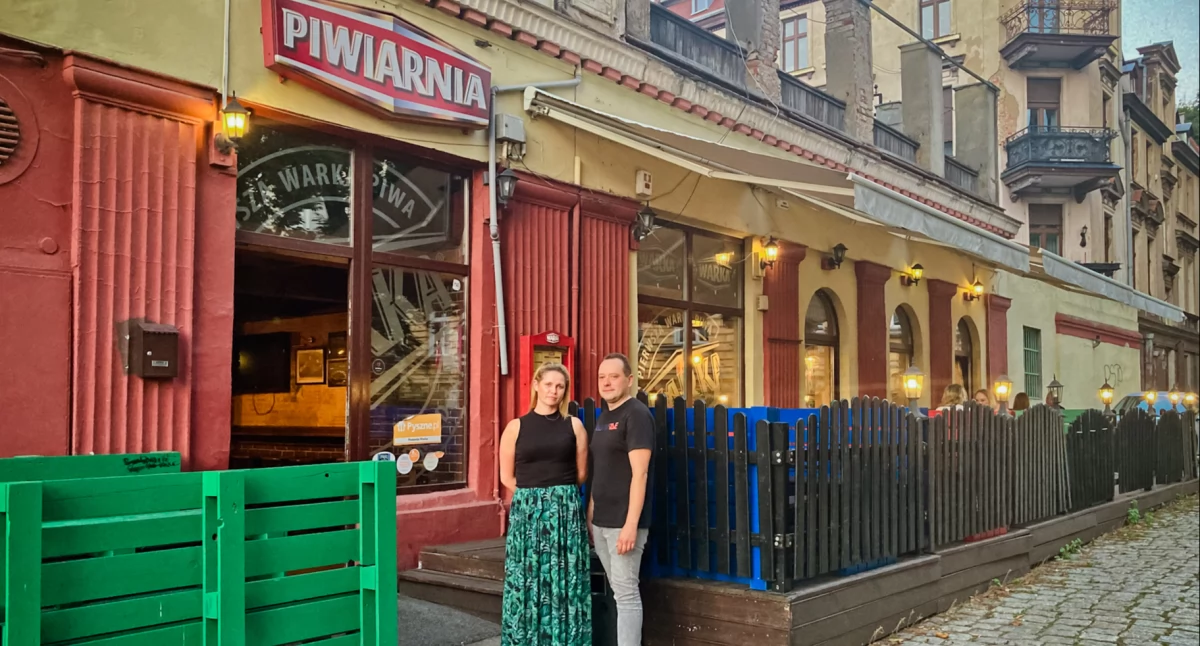 Zdjęcie: właściciele Piwiarni Warka przed lokalem Fot.: Aga Jackiewicz