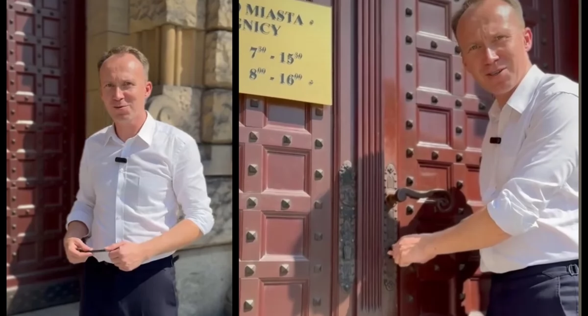 Zdjęcie: Prezydent Legnicy Maciej Kupaj symbolicznie otwiera drzwi do urzędu miasta