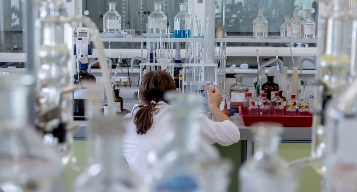 Zdjęcie: Laboratorium chemiczne Fot. Pixabay