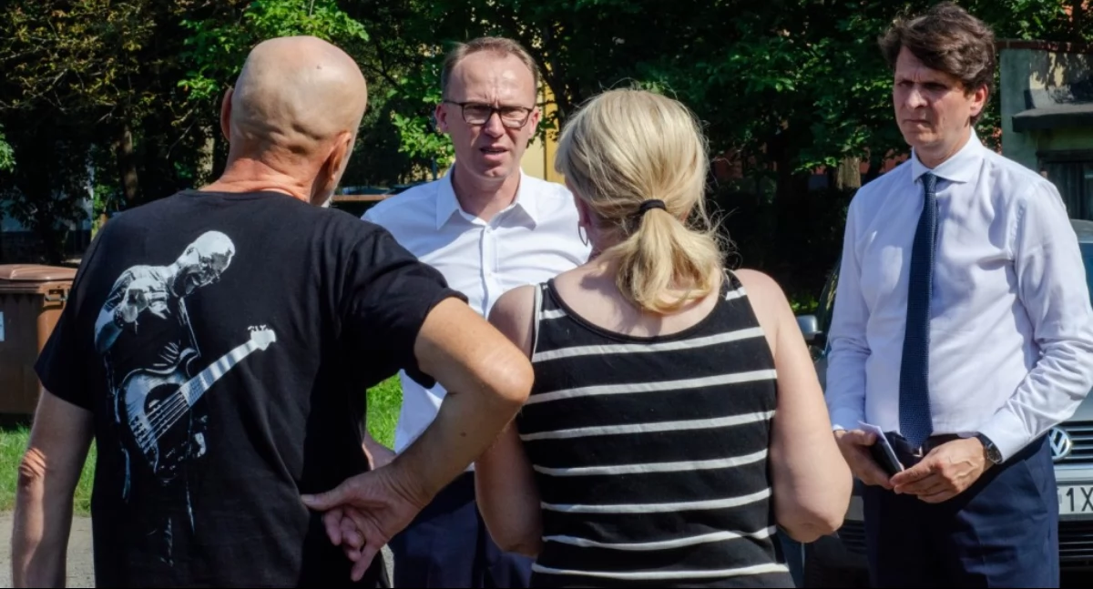 Zdjęcie: Prezydent Legnicy Maciej Kupaj i zastępca prezydenta Jacek Baszczyk rozmawiają z mieszkańcami budynku przy Al.Rzeczypospolitej. Fot. Urząd Miasta w Legnicy