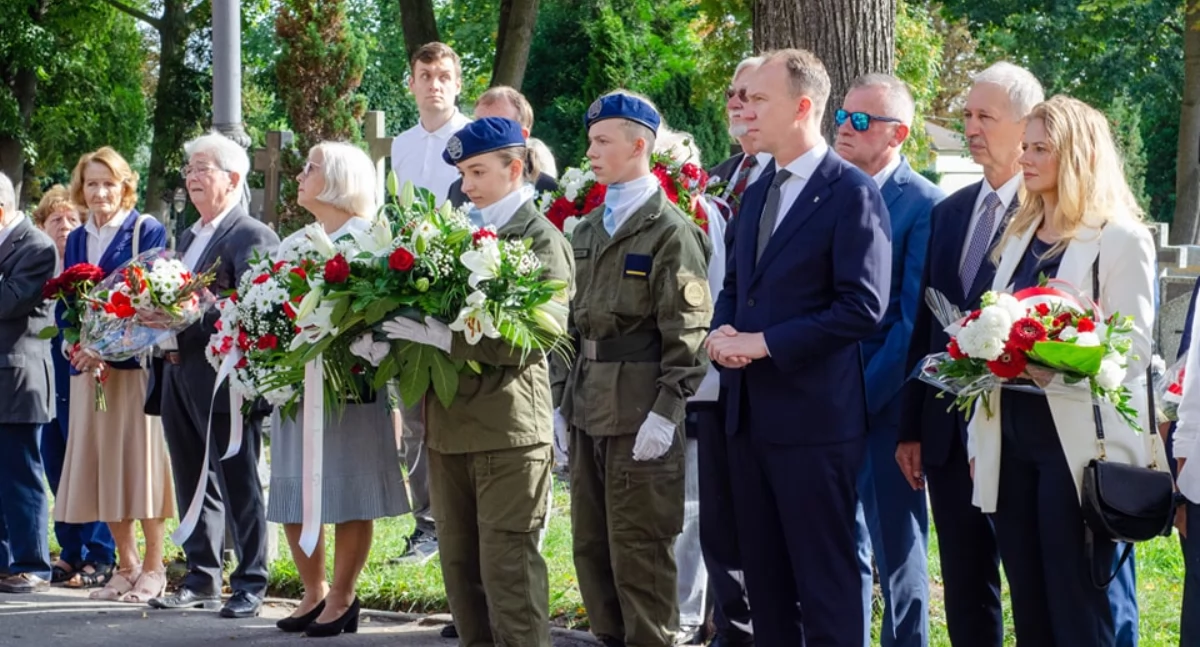 Zdjęcie: uroczystości na Cmentarzu Komunalnym w Legnicy Fot.: UM