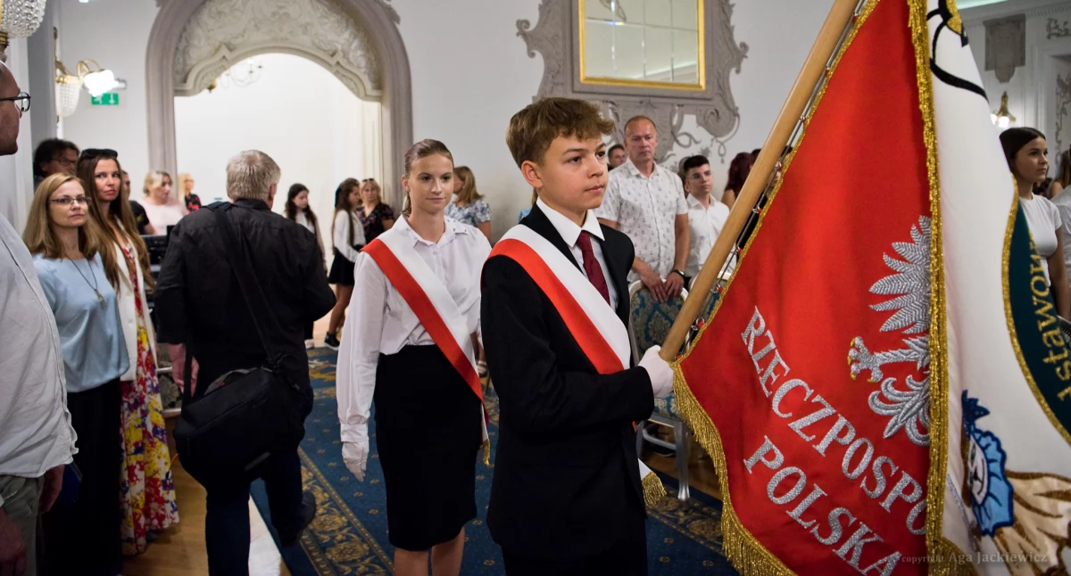 Zdjęcie: poczty sztandarowe w Sali Królewskiej Fot.: Aga Jackiewicz