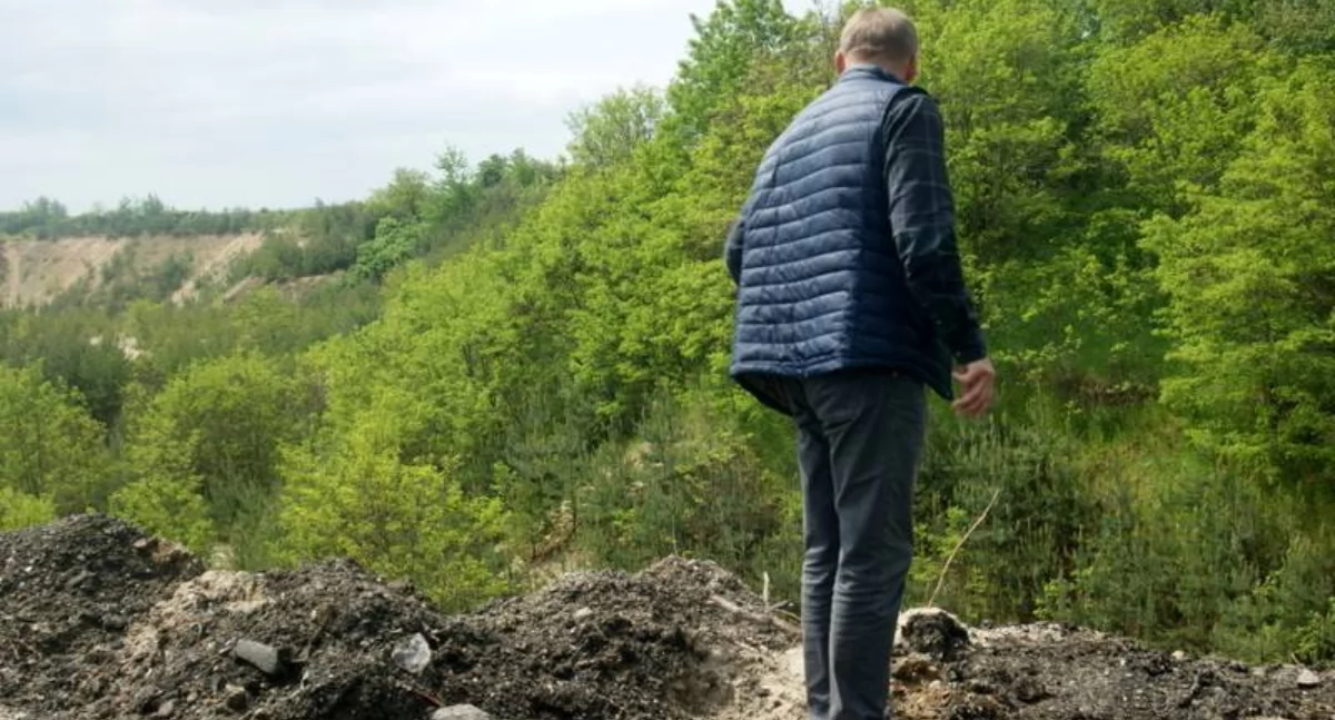 Zdjęcie: Adam K., prezes spółki Eko Hybryd, w żwirowni w Czernikowicach. Fot. Piotr Kanikowski