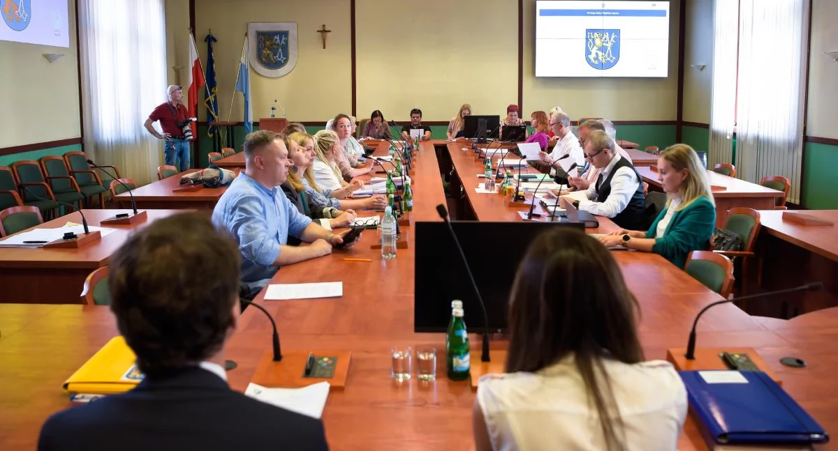 Zdjęcie: Nadzwyczajna VII Sesja Rady Miejskiej Legnicy. Fot. Aga Jackieiwcz