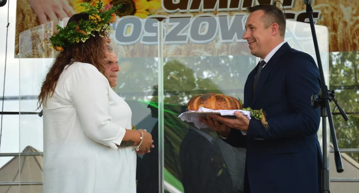 Misterium chleba to jeden z najważniejszych momentów dożynek. Na zdjęciu marszałek Paweł Gancarz Źródło: doba.pl