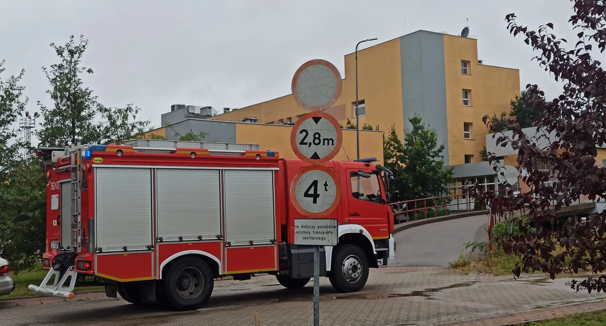 Zdjęcie: Straż pożarna pod szpitalem w Legnicy. Fot. Krzysztof Maciejak