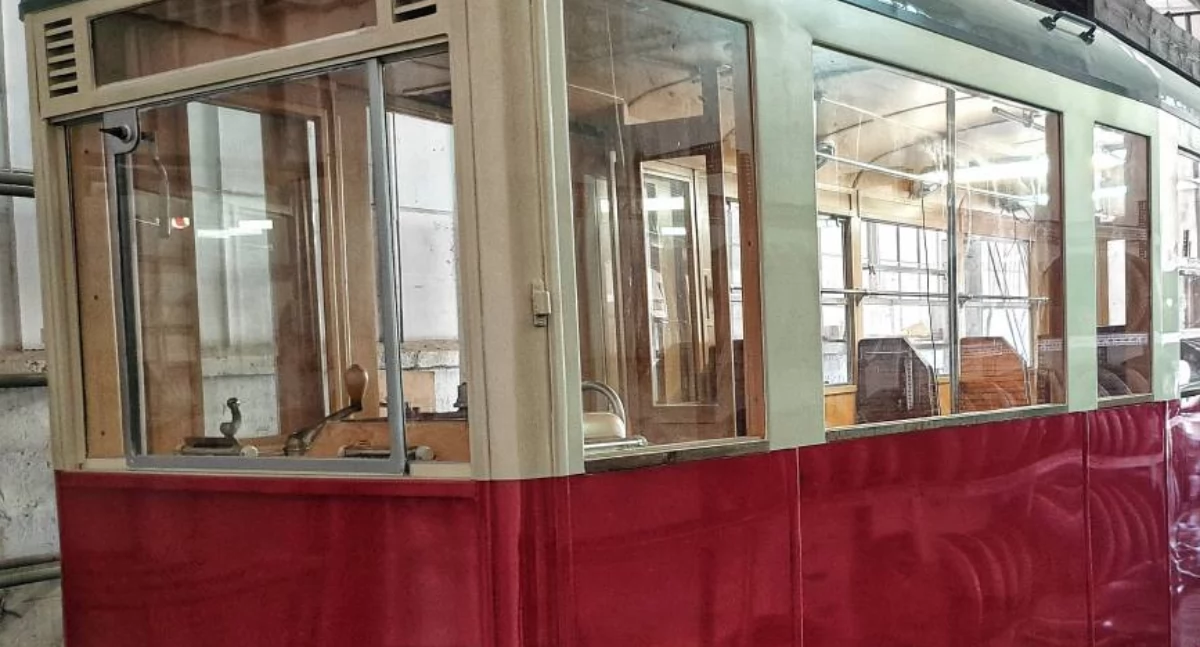 Zdjęcie: Tramwaj Konstal 5N w warsztacie MPK Legnica. Fot. TuLegnica