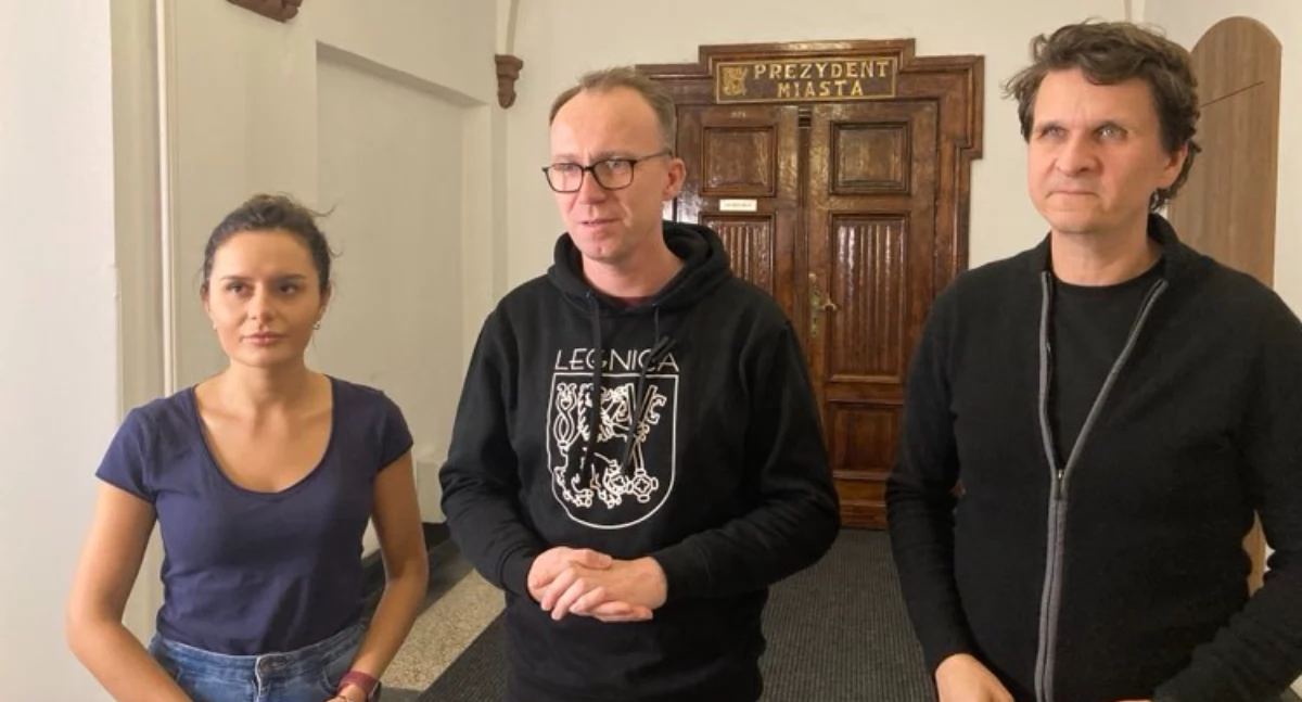 Zdjęcie: Prezydent Legnicy Maciej Kupaj i jego zastępcy Aleksandra Krzeszewska oraz Jacek Baszczyk. Fot. Aga Jackiewicz