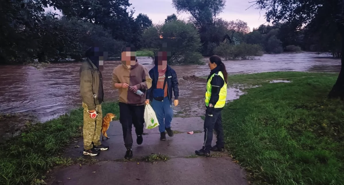 Zdjęcie: Policjantka ostrzega gapiów w Legnicy. Fot. Komenda Miejska Policji w Legnicy