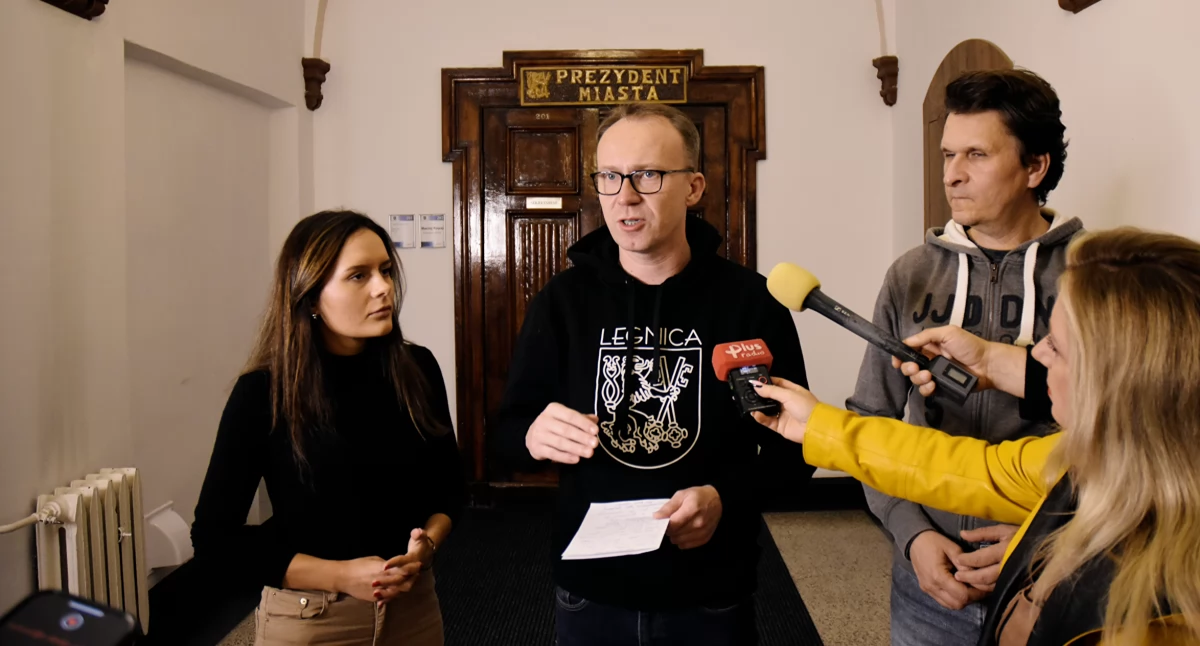 Zdjęcie: Prezydent Legnicy Maciej Kupaj i jego zastępcy Aleksandra Krzeszewska, Jacek Baszczyk, na wieczornej konferencji prasowej w ratuszu. Fot. Aga Jackiewicz
