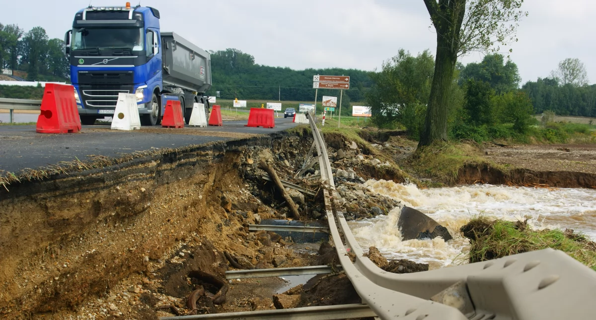 Zdjęcie: Uszkodzona droga nr 382 Złotoryja - Legnica. Fot. Piotr Kanikowski