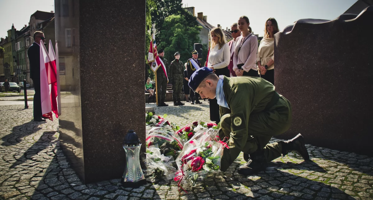Zdjęcie: złożenie kwiatów pod Pomnikiem Zesłańcom Sybiru Fot.: Aga Jackiewicz