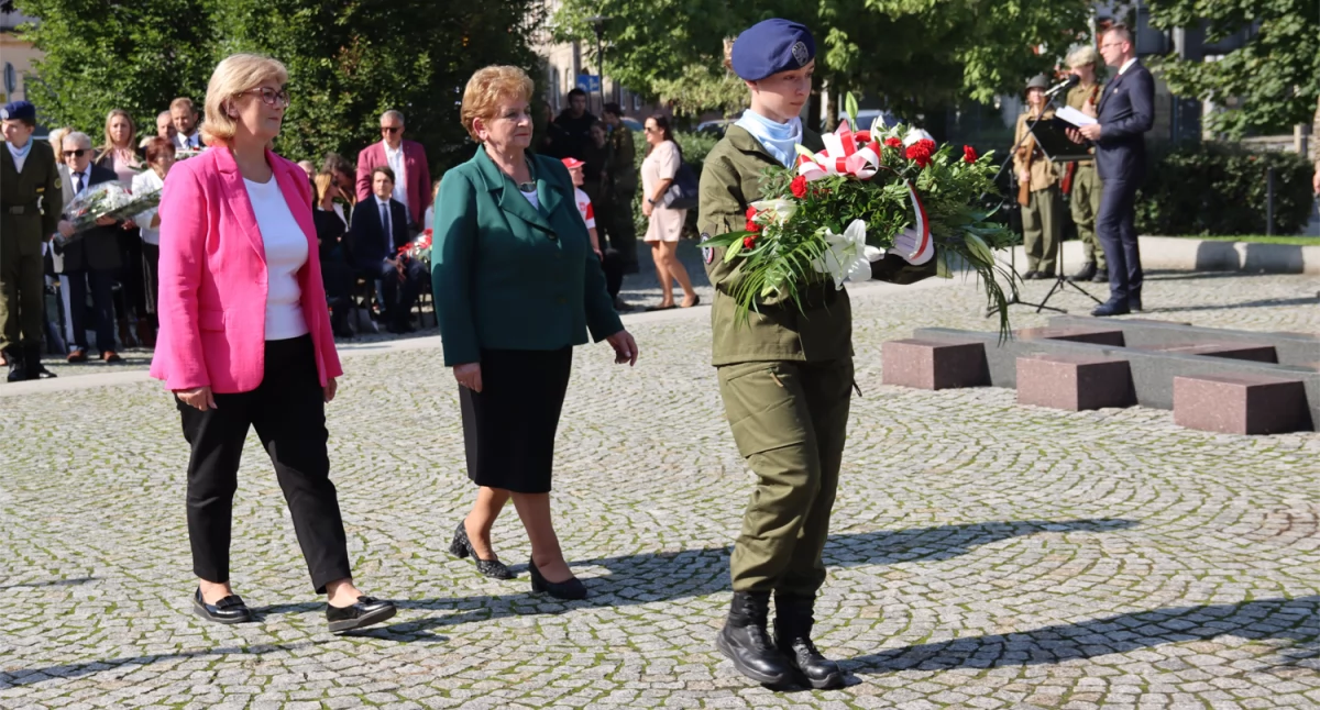 Zdjęcie: składanie wieńców pod pomnikiem  Fot.: Starostwo Powiatowe