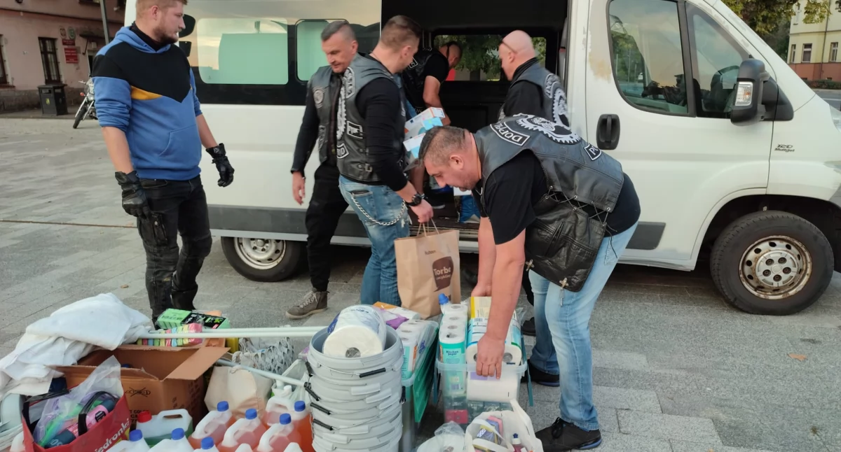 Zdjęcie: pakowanie darów od legniczan Fot.: FB Dopalacze MC