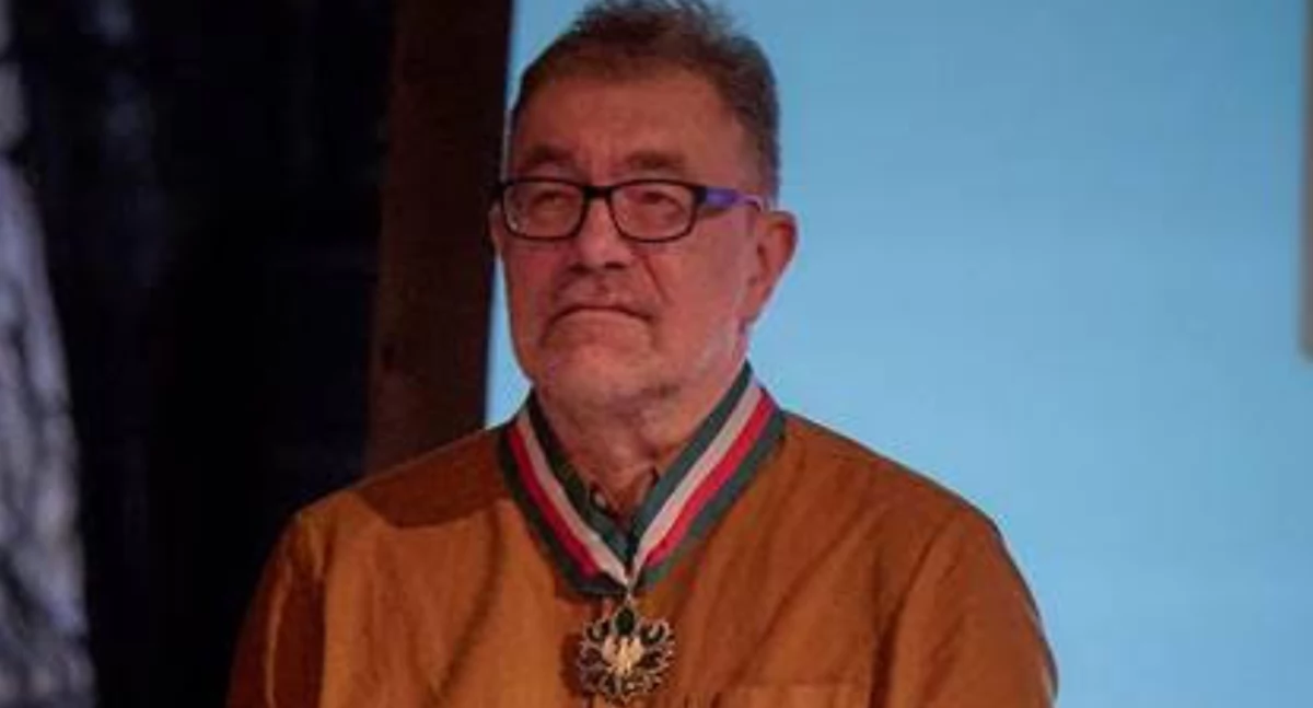 Zdjęcie: Jacek Głomb, dyrektor Teatru Modrzejewskiej w Legnicy, z wręczonym podczas gali Złotym Medalem Zasłużony Kulturze Gloria Artis. Fot. Karol Budrewicz 