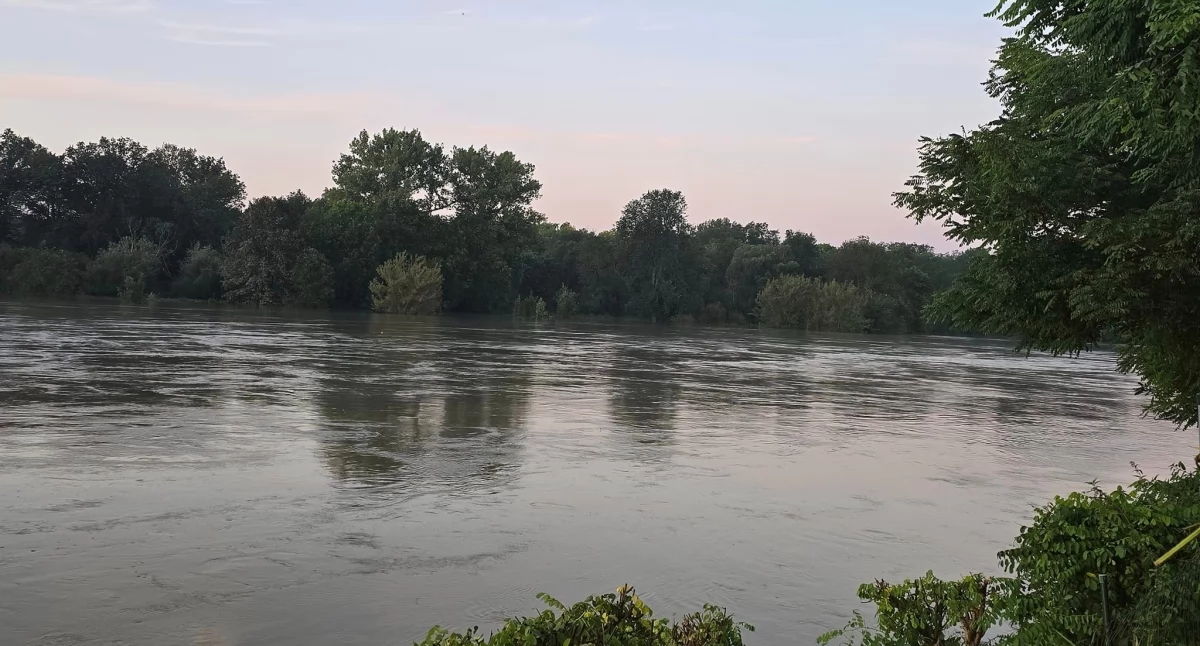 Zdjęcie: 20.98.2024, godz. 6.30, Odra w okolicach Lubiąża, przed wpłynięciem a teren gminy Prochowice. Źródło: Facebook.pl/ Nasze Sprawy -powiat wołowski