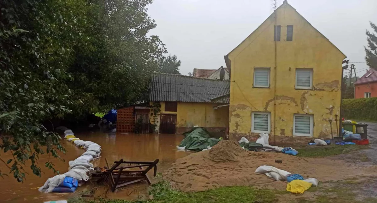 Zdjęcie: Podtopiony przez powódź dom w Rzymówce. Fot. Krzysztof Maciejak