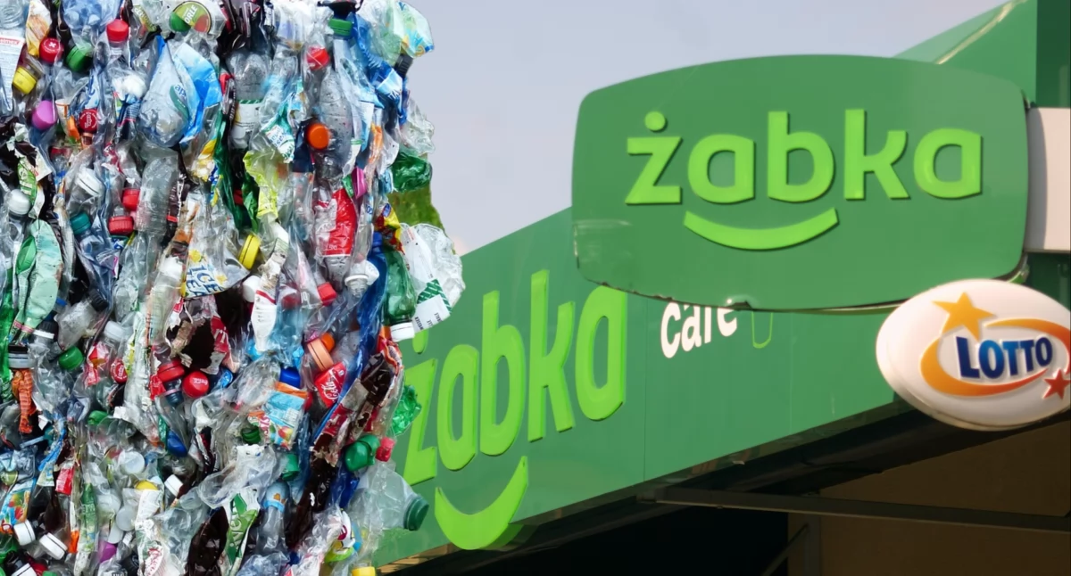 Zdjęcie: Szyld sklepu Żabka. Po lewej stronie sprasowane odpady plastikowe.(kolaż: fot. Piotr Kanikowski, Pixabay) 