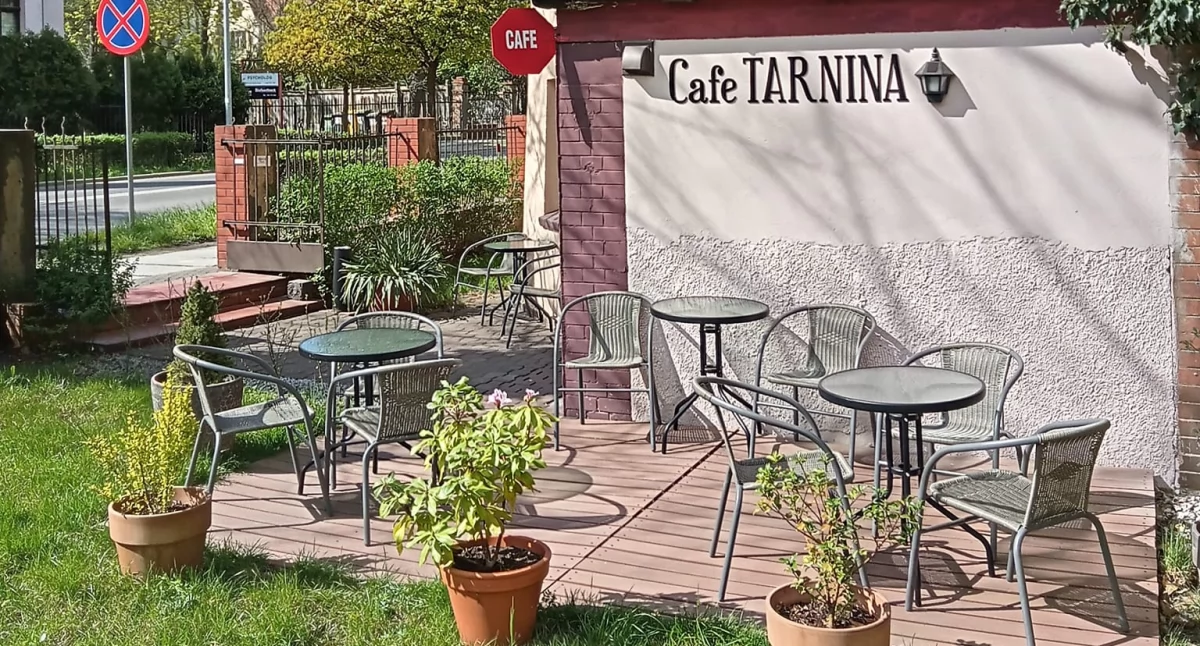 Zdjęcie: ogródek przed lokalem w Legnicy Fot.: FB Cafe Tarnina 