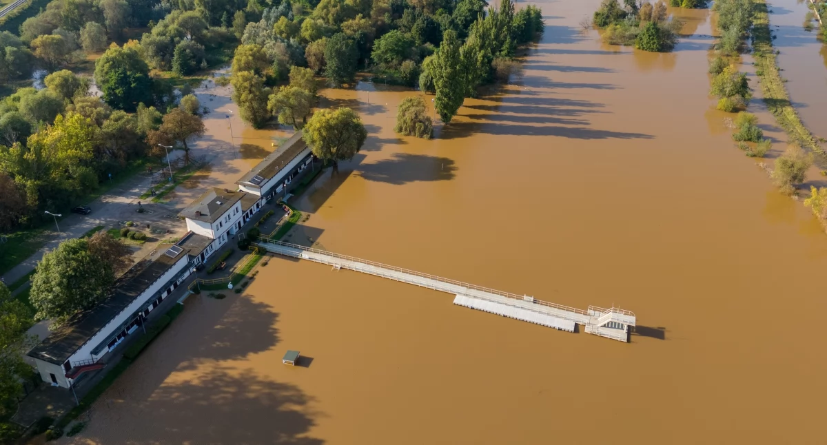 Zdjęcie: Zalane przez Czarną Wodę kąpielisko Kormoran w Legnicy. Fot. Urząd Miasta w Legnicy