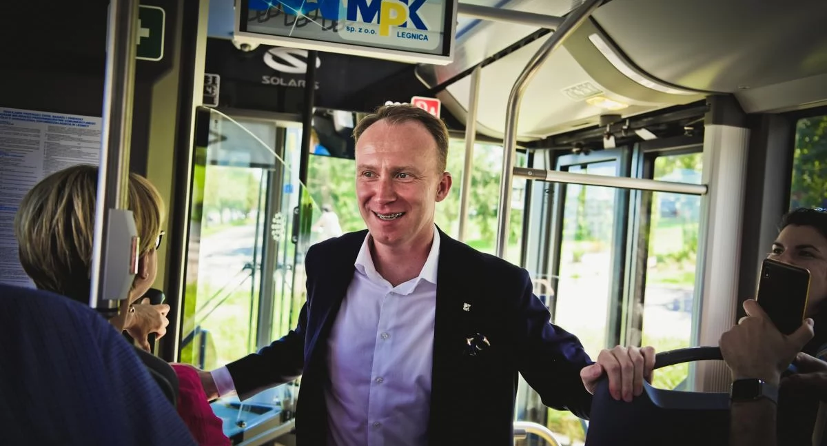 Zdjęcie: Prezydent Legnicy Maciej Kupaj w autobusie Miejskiego Przedsiębiorstwa Komunikacyjnego w Legnicy. Fot. Aga Jackiewicz