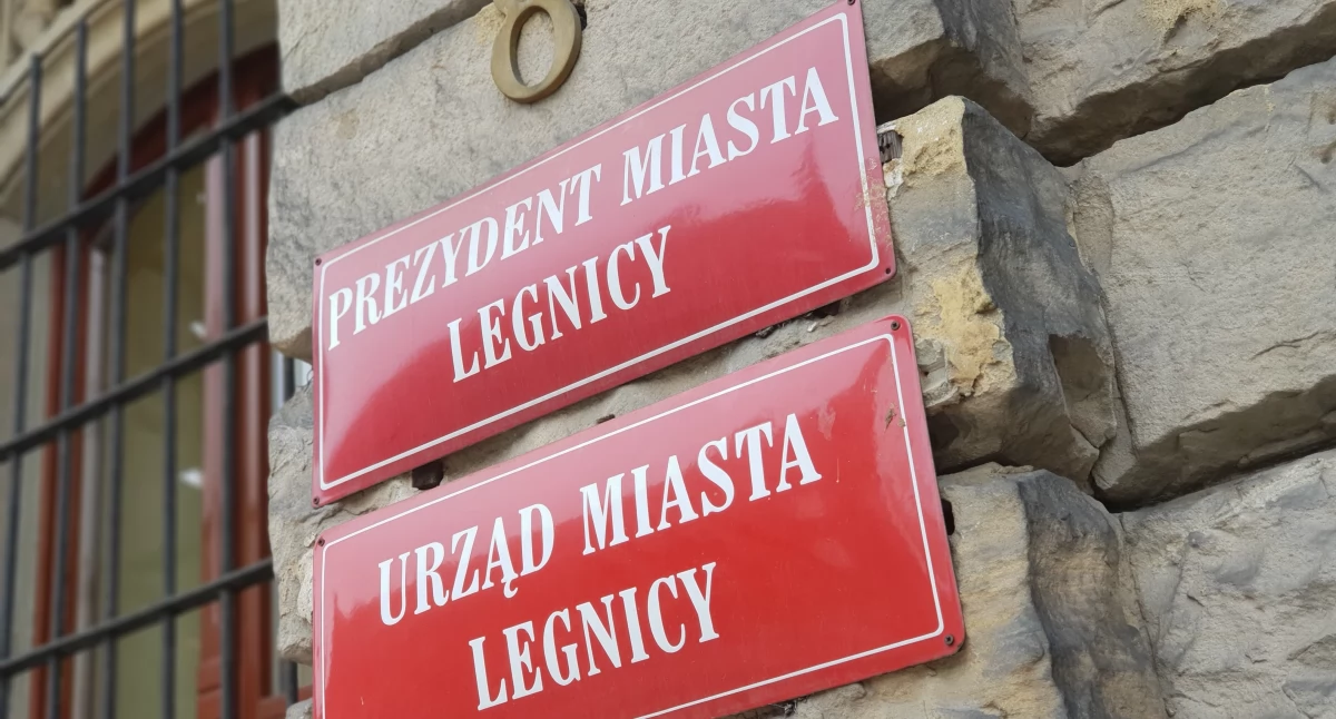 Zdjęcie: Tabliczka na Urzędzie Miasta  Legnicy. Fot. Andrzej Trzeciak