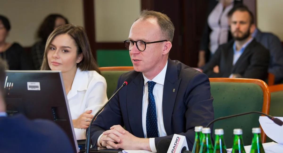 Zdjęcie: Prezydent Maciej Kupaj oraz zastępczyni prezydenta Aleksadra Krzeszewska na sesji Rady Miejskiej Legnicy. Fot. Aga Jackiewicz