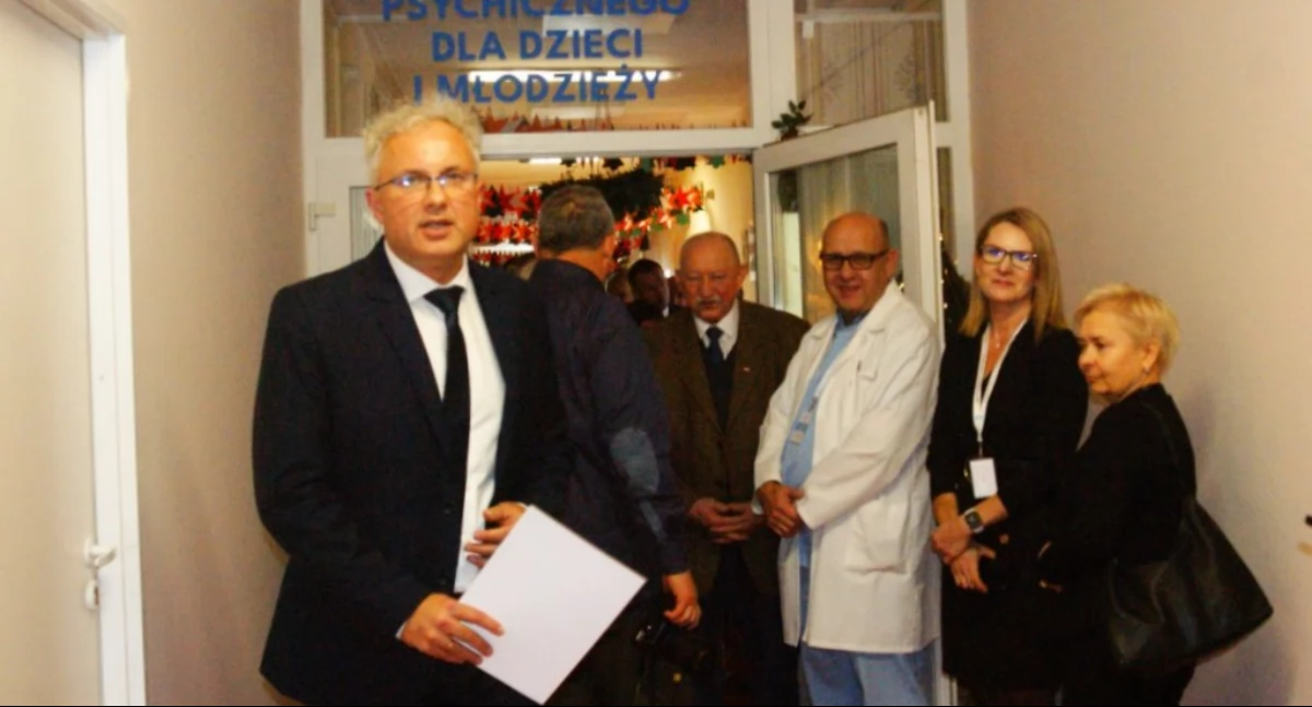 Zdjęcie: Maciej Leszkowicz podczas otwarcia Centrum Zdrowia Psychicznego dla Dzieci i Młodzieży w szpitalu w Złotoryi. Fot. Piotr Kanikowski