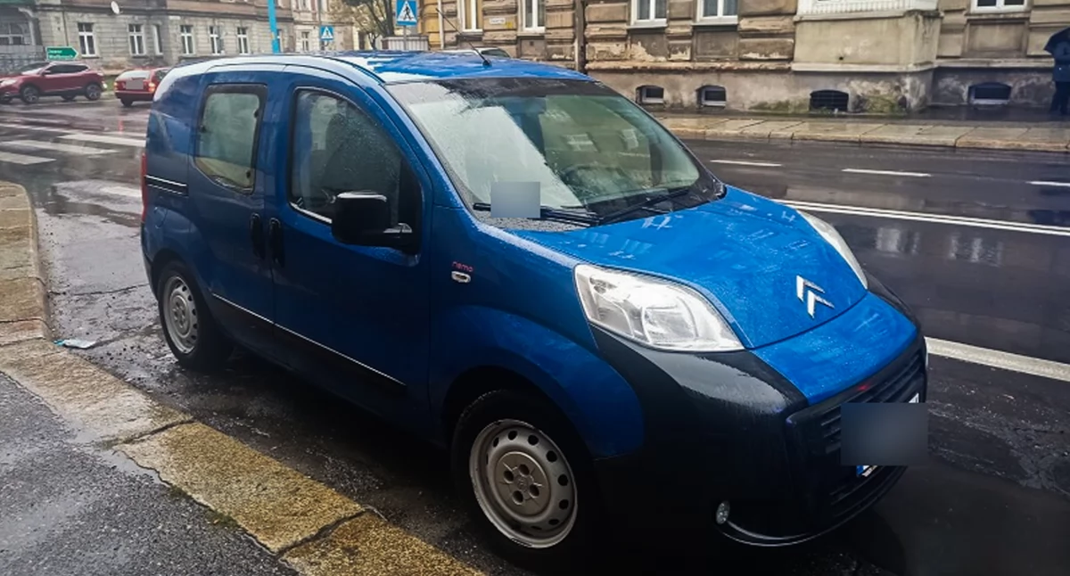 Zdjęcie: samochód sprawcy zdarzenia na drodze Fot.: KMP