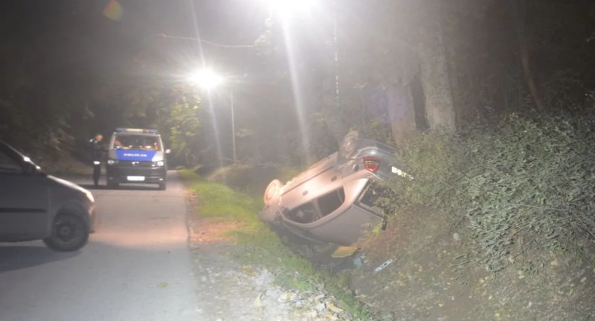 Zdjęcie: Samochód po dachowaniu w Wojcieszowie. Fot. Komenda Powiatowa Policji w Złotoryi.