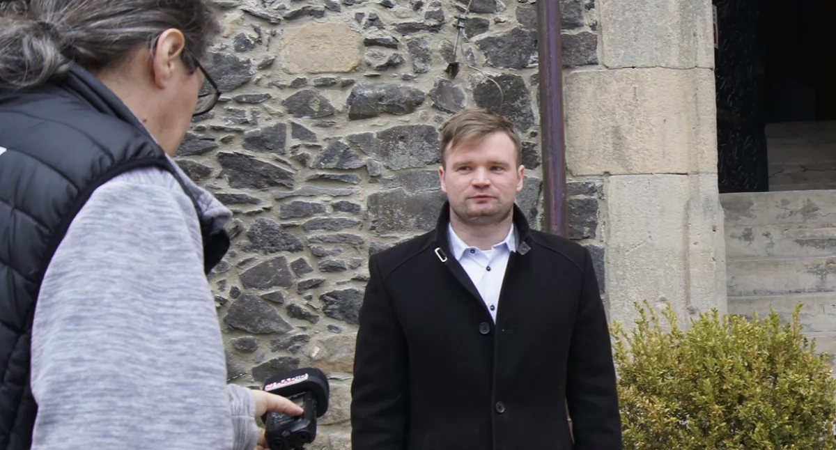 Zdjęcie: Krzysztof Wojtas udziela wywiadu Andrzejowi Andrzejewskiemu, dziennikarzowi Radia Wrocław . Fot. Piotr Kanikowski