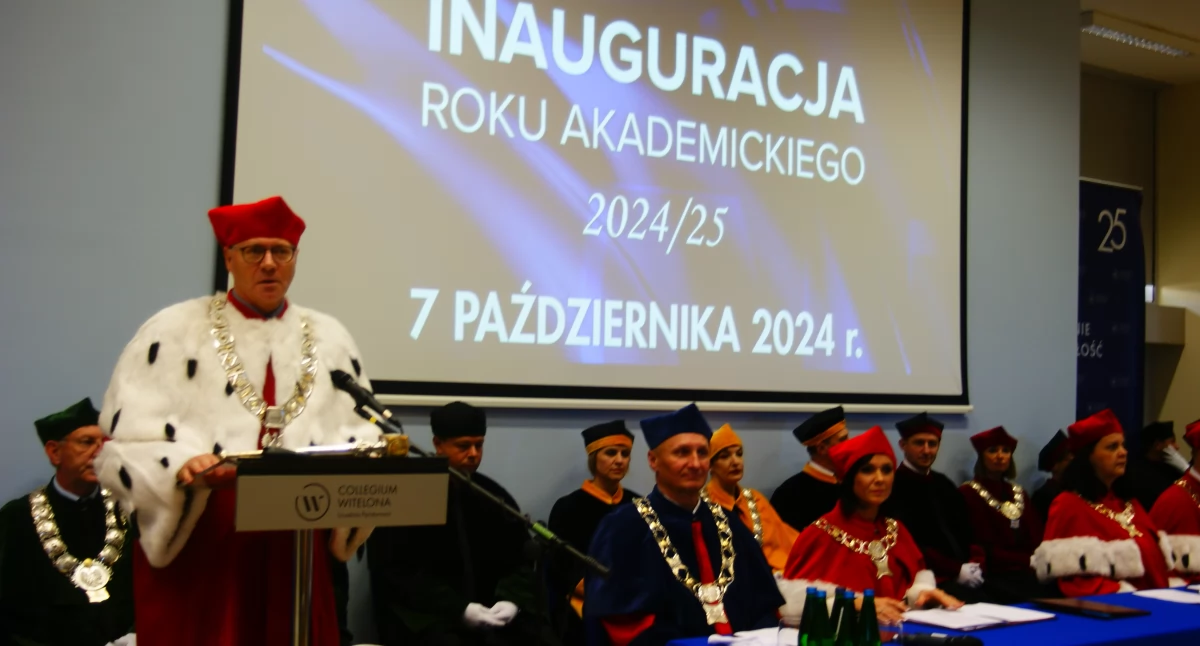 Zdjęcie: Prof. dr. hab. Andrzej Panasiuk, rektor Collegium Witelona podczas inauguracji roku akademickiego 2024/2025. Fot. Piotr Kanikowski