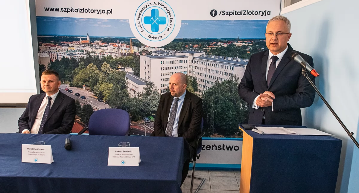 Zdjęcie: Starosta złotoryjski Rafał Miara (z lewej), dyrektor Dolnośląskiego Oddziału Narodowego Funduszu Zdrowia we Wrocławiu Łukasz Sendecki (w środku) i prezes spółki Szpital Powiatowy im. A. Wolańczyka w Złotoryi Maciej Leszkowicz (z prawej). Fot. Piotr Kanikowski