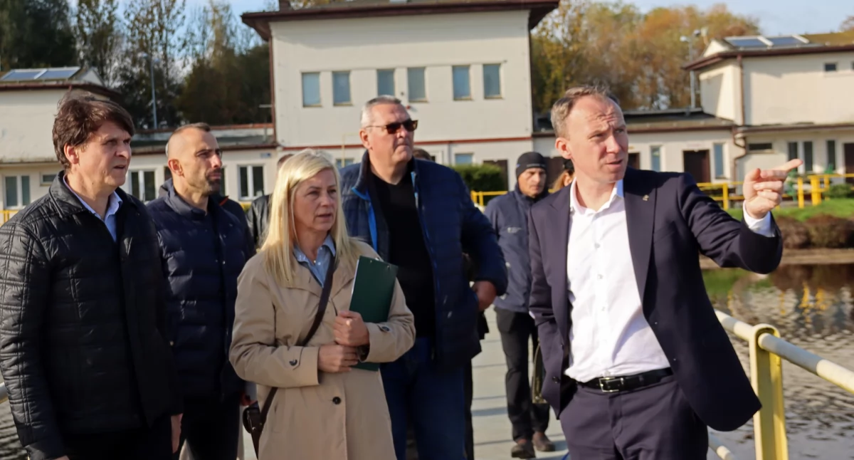 Zdjęcie: Wizja lokalna na kąpielisku Kormoran. Na pierwszym planie (od lewej) zastępca prezydenta Legnica Jacek Baszczyk, dyrektor OSIR-u Legnica Jolanta Skrzypczak, prezydent Legnicy Maciej Kupaj. Fot. Urząd Miasta w Legnicy.
