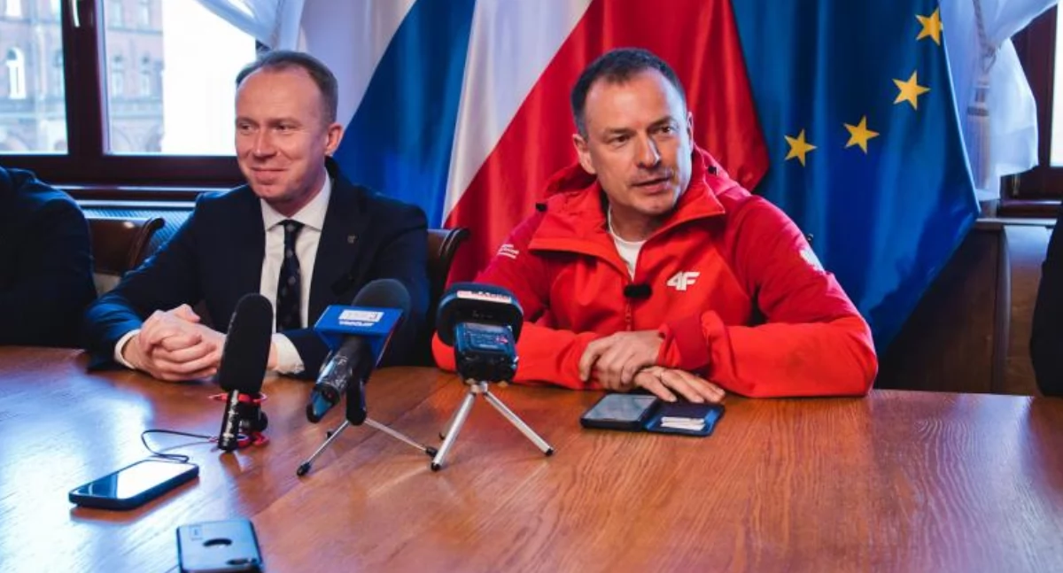 Zdjęcie: Wiceminister sportu Piotr Borys i prezydent Legnicy Maciej Kupaj na konferencji prasowej. Fot. Aga Jackiewicz