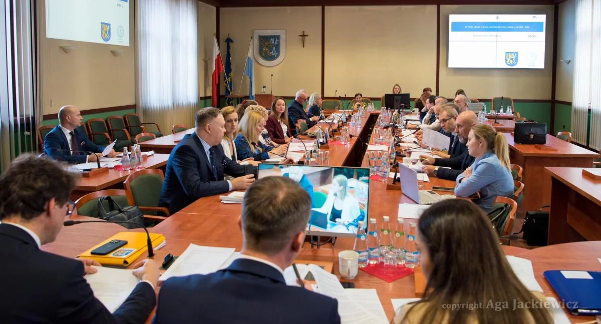 Zdjęcie: Październikowa sesja Rady Miejskiej Legnicy. Fot. Aga. Jackiewicz