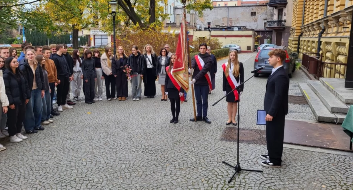 Zdjęcie: obchody przed budynkiem I LO w Legnicy Fot.: UM
