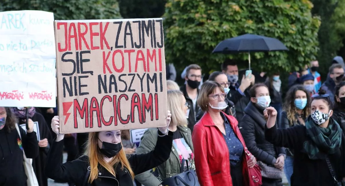 Zdjęcie: Jeden z legnickich protestów w obronie praw kobiet z października 2020 roku. Fot. Gazeta Legnicka