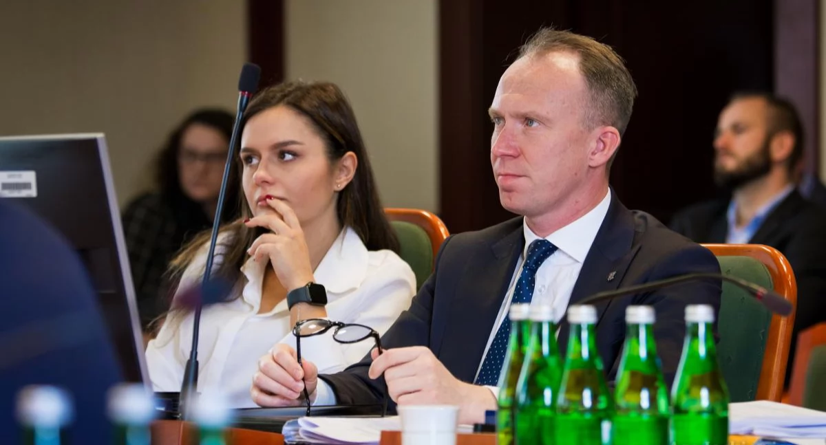Zdjęcie: Prezydent Legnicy Maciej Kupaj i jego zastępczyni Aleksandra Krzeszewska podczas sesji. Fot. Aga Jackiewicz