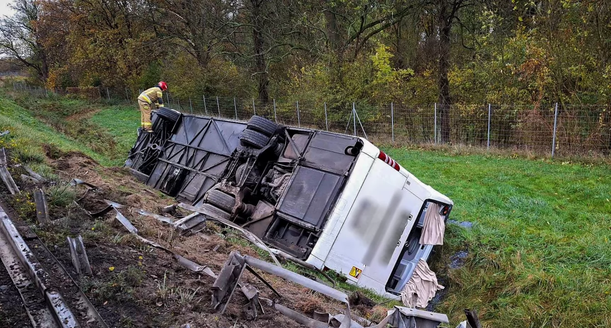 Zdjęcie: Strażacy podczas akcji ratunkowej przy autokarze. Fot. OSP Zagrodno/ Zlotoryja112