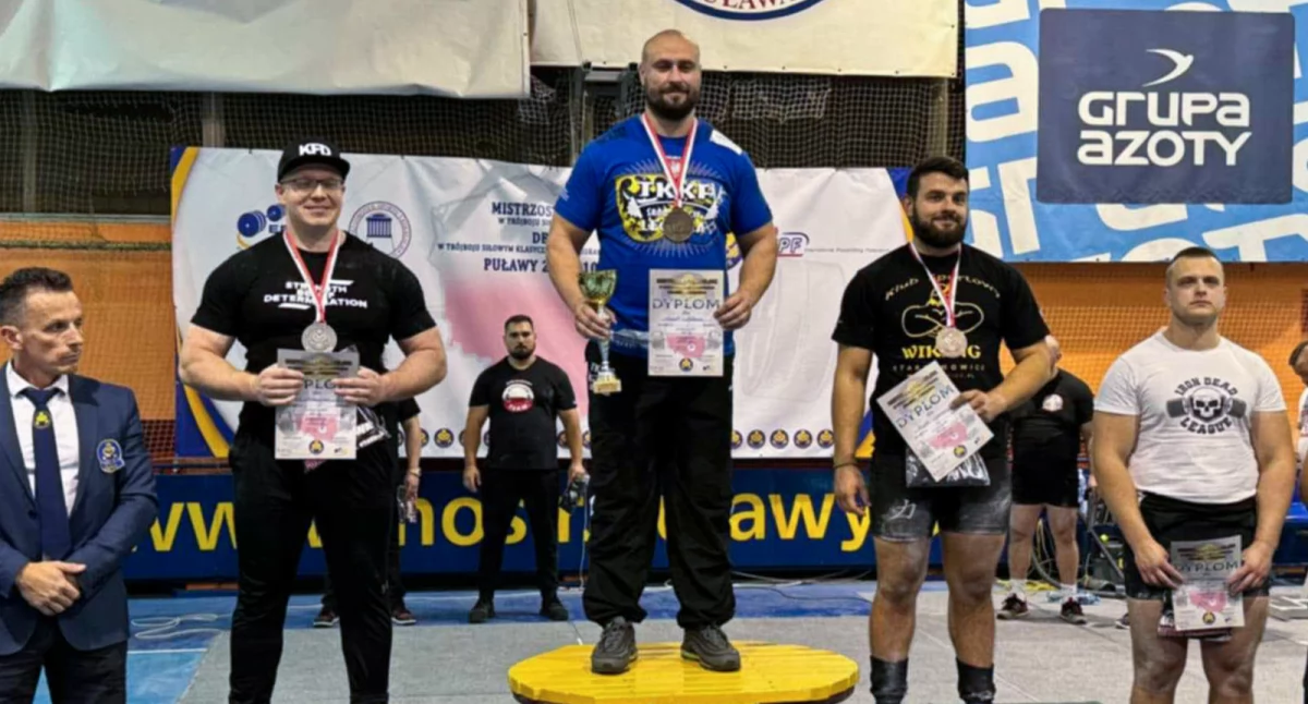 Zdjęcie: zawodnicy na podium w trakcie zawodów Fot.: klub TKKF Śródmieście Legnica