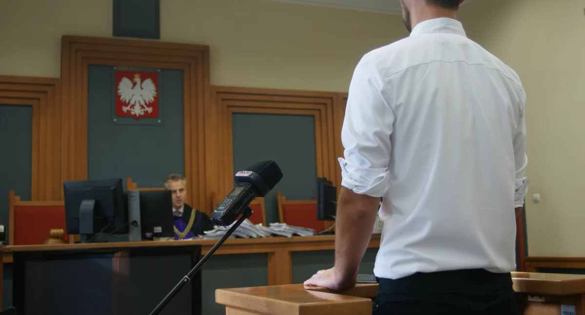 Zdjęcie: Sędzia Bartłomiej Treter z Sądu Okręgowego w Legnicy przesłuchuje świadka. Fot. Piotr Kanikowski 