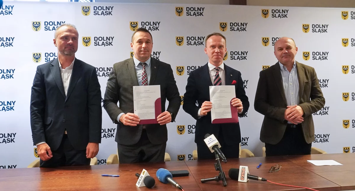 Zdjęcie: podpisanie umowy Fot.: FB. Maciej Kupaj - Prezydent Miasta Legnicy