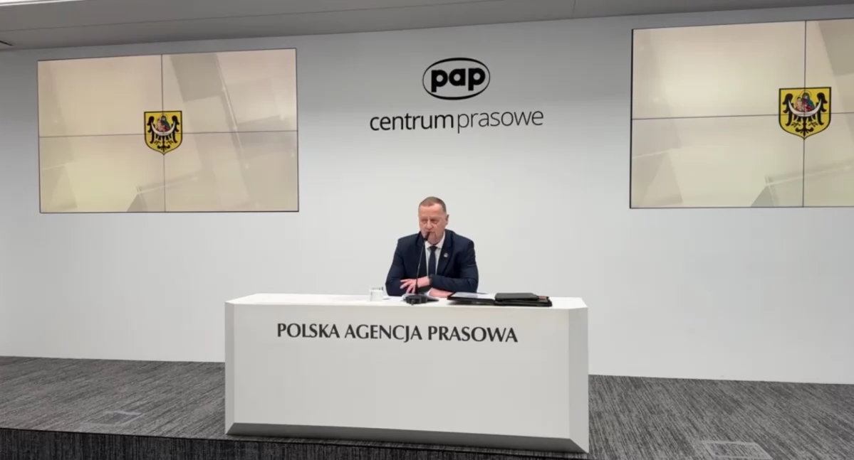 Zdjęcie: Konferencja prasowa prezydenta Lubina Roberta Raczyńskiego w Polskiej Agencji Prasowej w Warszawie.