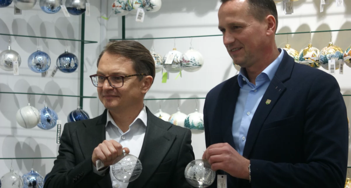 Zdjęcie: (od lewej) Błażej Prus, prezes Vitbis sp. z o.o. w Złotoryi oraz Paweł Kulig, burmistrz Złotoryi. Fot. Piotr Kanikowski 