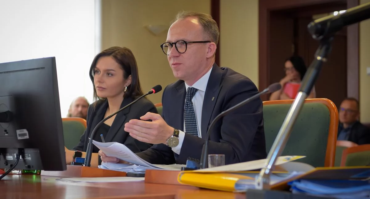 Zdjęcie: Prezydent Legnicy Maciej Kupaj i jego zastępczyni Aleksandra Krzeszewska. Fot. Aga Jackiewicz