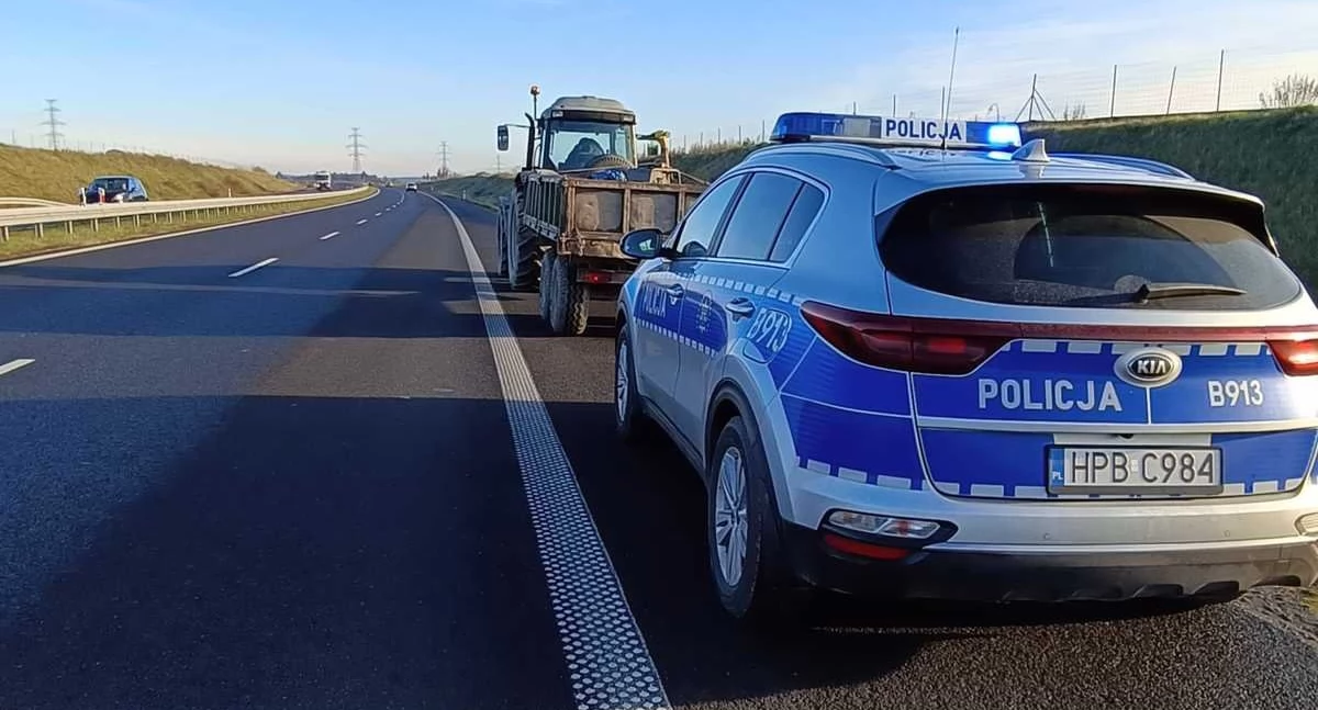 Zdjęcie: Policyjny radiowóz przy ciągniku. Fot. Policja Jawor